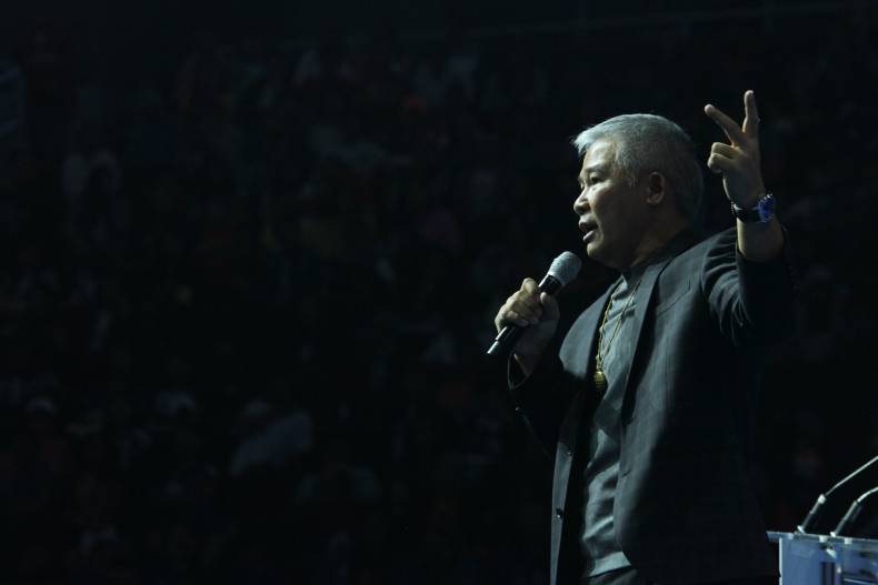 Coachroom Founding President Chot Reyes motivates 10,000 distributors at the AIM Global Kick-off event.
