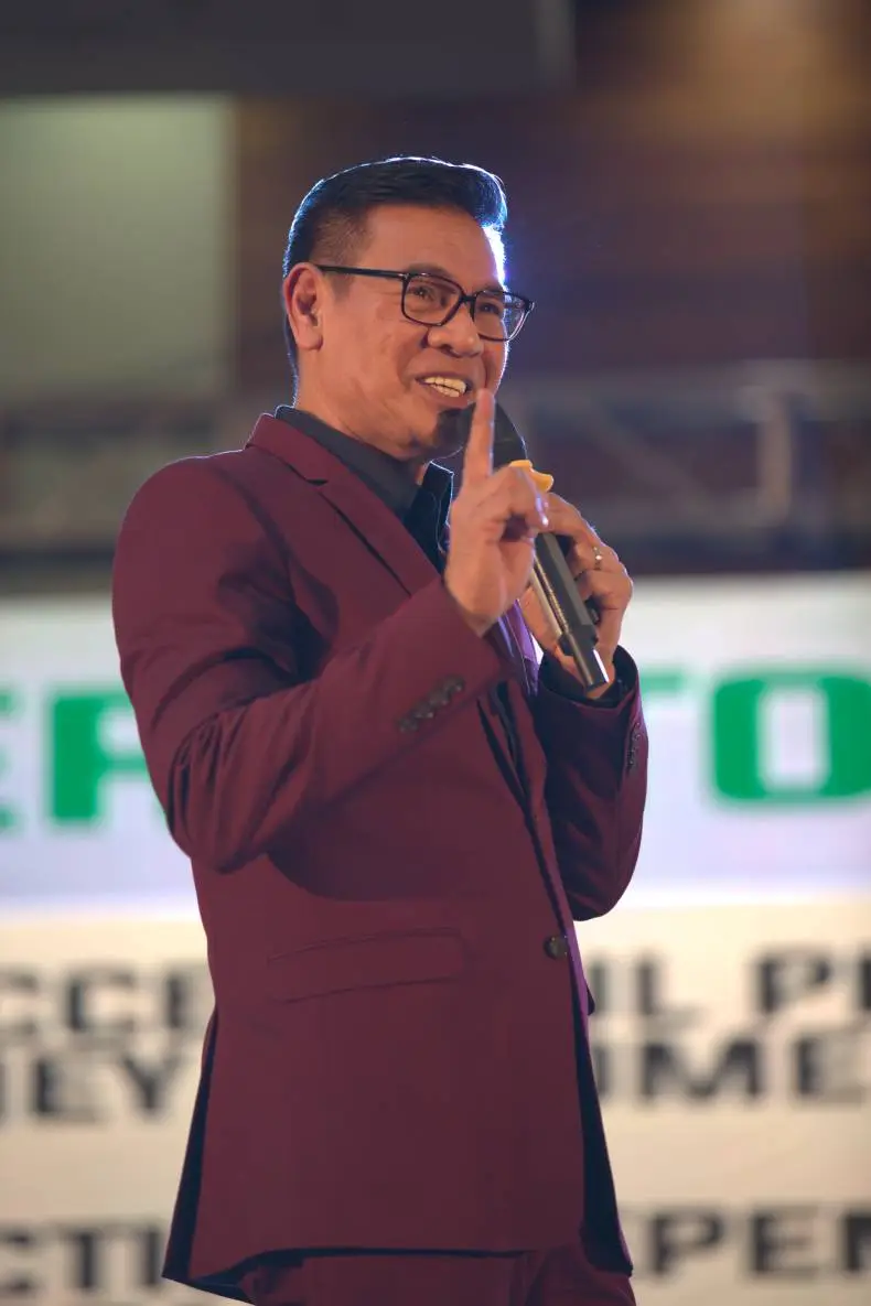 AIM Global’s Vice President for Network and Training Development Mr. Arnel Limpin on stage at the AIMcademy Tanzania 2019 last August 23, 2019