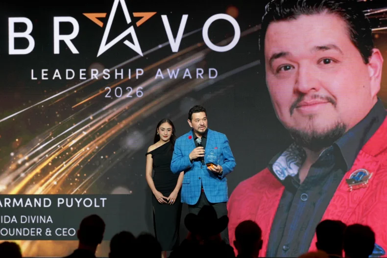 Armand Puyolt of Vida Divina receiving the Bravo Leadership Award at the DSN Global 100 Celebration
