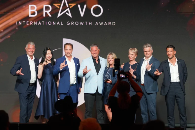 PM-International team with CEO Rolf Sorg receiving the Bravo International Growth Award at the DSN Global 100 Celebration