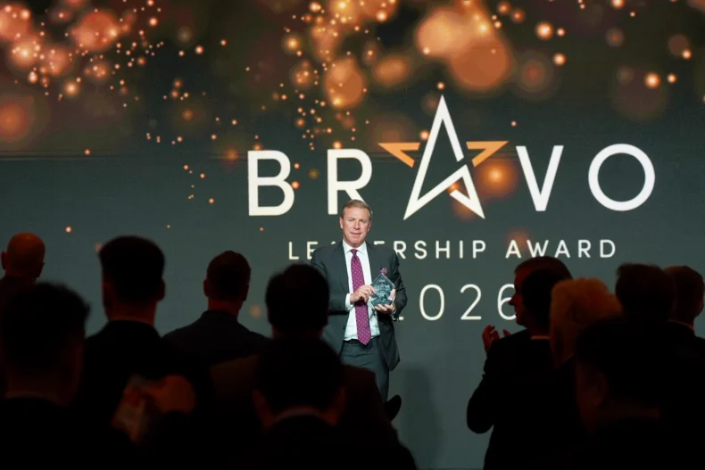 Tarl Robinson of Plexus receiving the Bravo Leadership Award at the DSN Global 100 Celebration