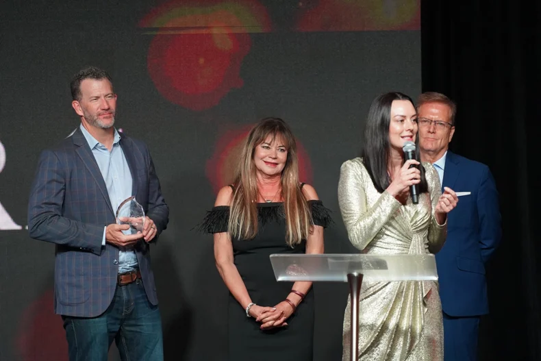 Neora is honored with the inaugural Bravo Empowerment Award at the April 2026 DSN Global100. Pictured: Neora Co-CEO Amber Olson Rourke and members of the Neora corporate executive team in attendance.