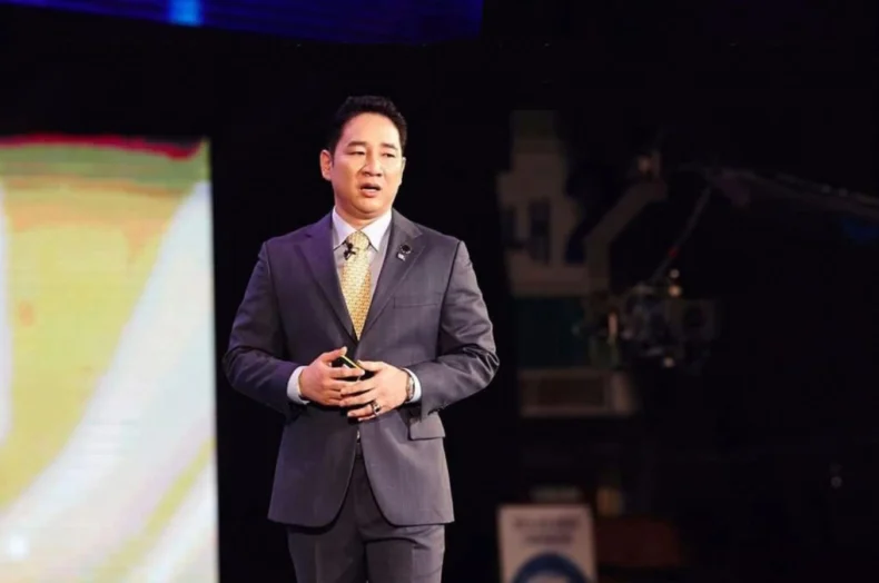 Do Heon Jeong speaks, trains and inspires from stage at convention. 