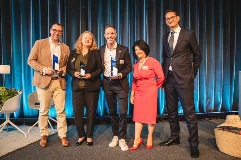 Award recipients and industry representatives at the BDD Direktvertriebskongress 2026 awards presentation