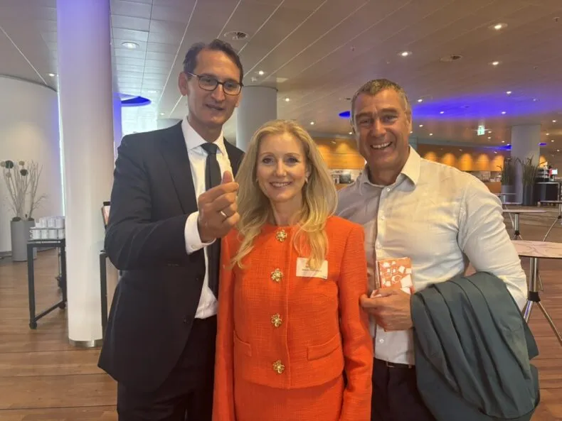 Dirk Schiffner with two direct selling industry representatives at BDD Direktvertriebskongress 2026 in Potsdam