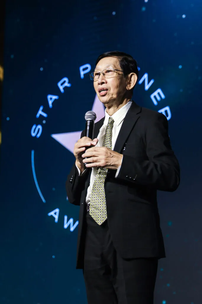 Dr. Feng Lei speaking on stage during the Partner.Co Vision Award ceremony