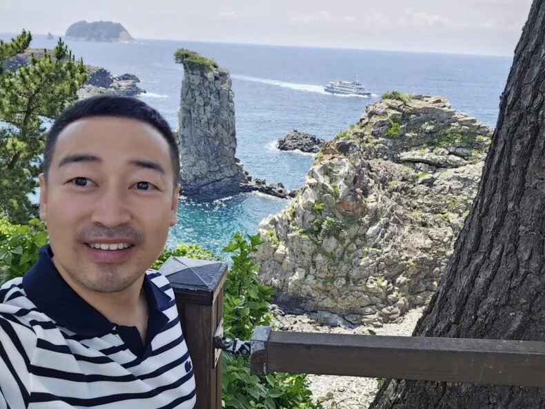 Heo Je-won visiting a coastal landmark through MWR Life travel