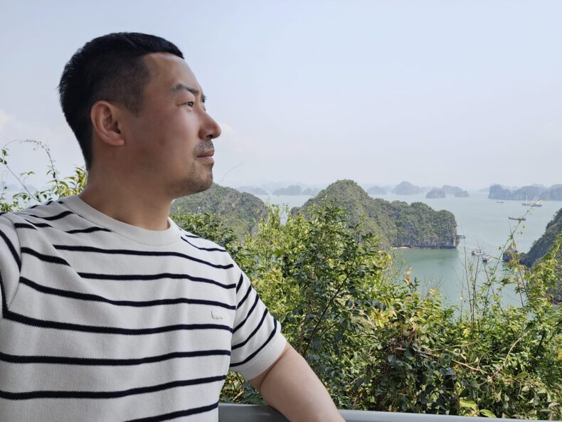 Heo Je-won overlooking Ha Long Bay during his MWR Life travel experience