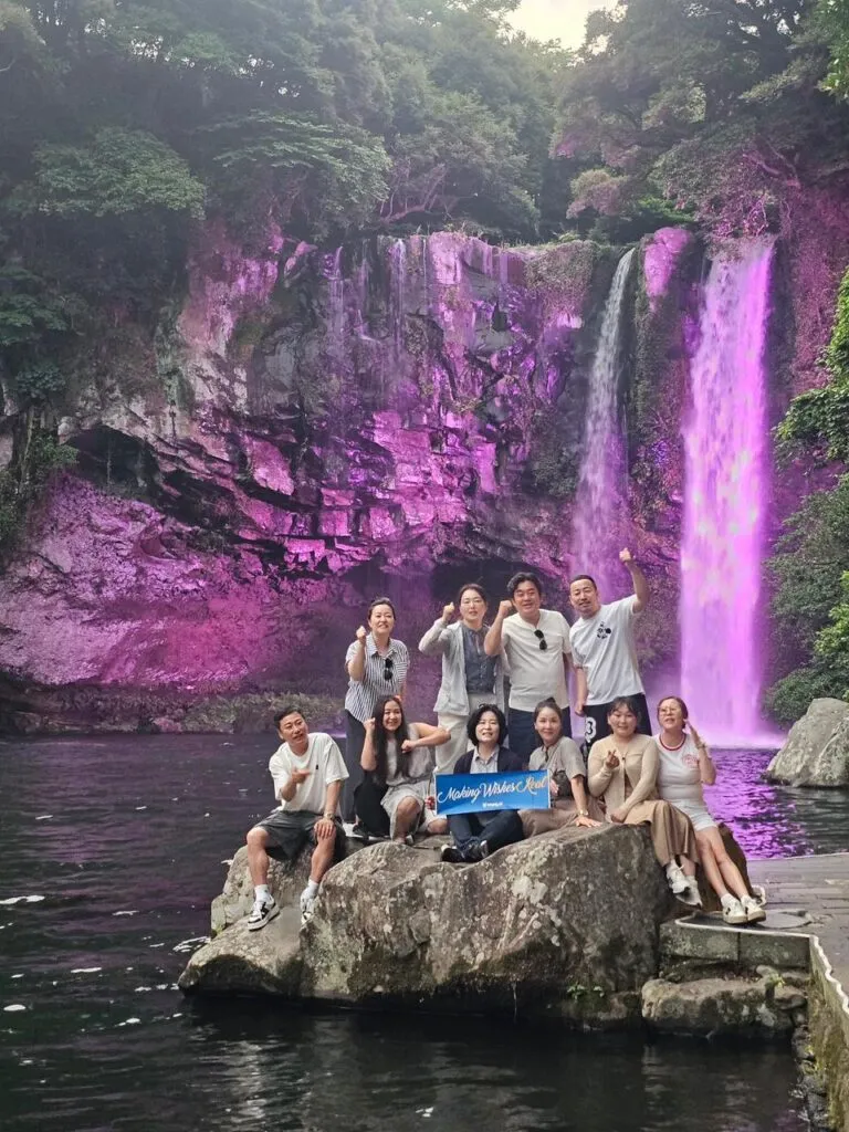 Heo Je-won with the MWR Life community during a team travel experience