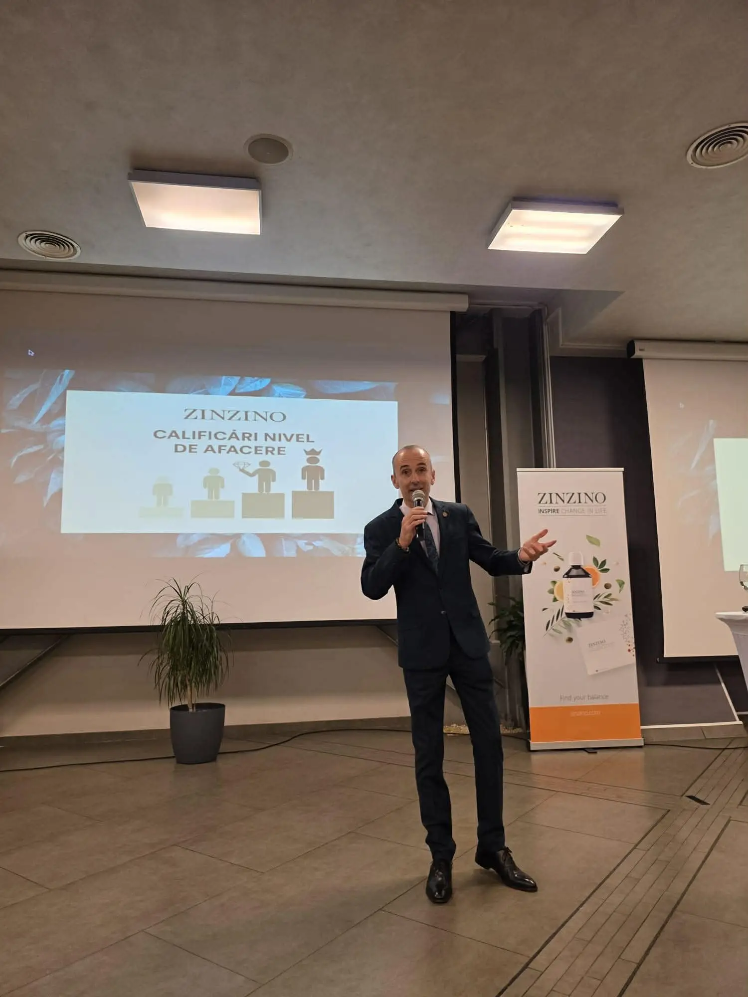 Levente Okos presenting during a Zinzino Romania business training event