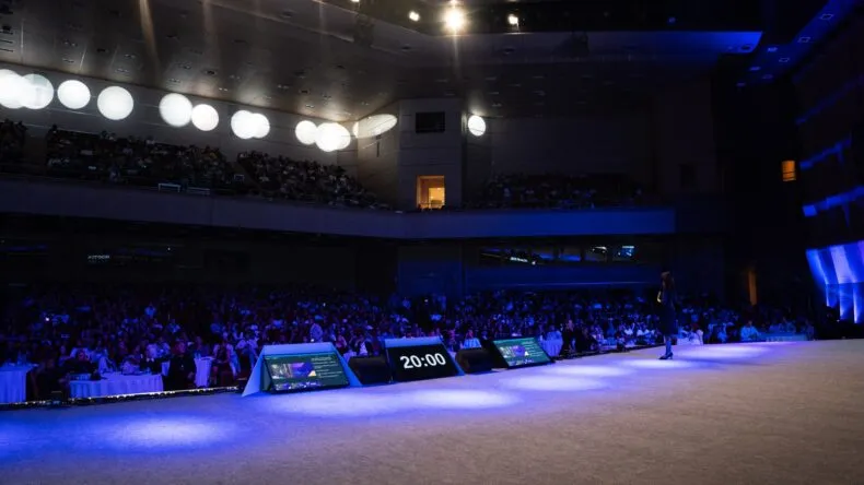 Luminita Mirescu presenting to a full auditorium of global leaders at an MWR Life event