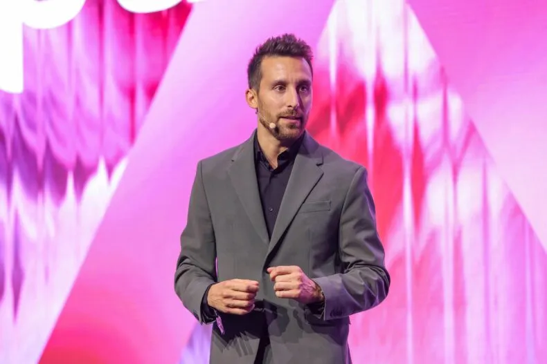 Stefano Orrù speaking at a network marketing event about growth and mindset