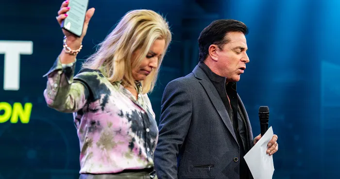Steve e Gina Merritt pregano durante un evento di evangelizzazione nel mercato.
