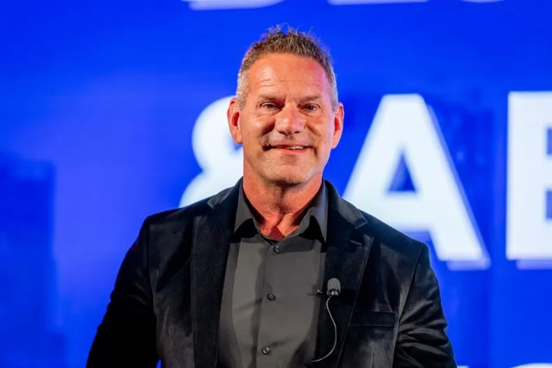 Tom Challan, leader a vita del MWR, interviene